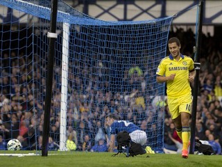 Eden Hazard sa usmieva potom, ako si Seamus Coleman z Evertonu sttrelil vlasntý gól.