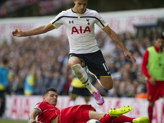 Erik Lamela z Tottenhamu (v bielom) a hráč Liverpoolu Dejan Lovren.