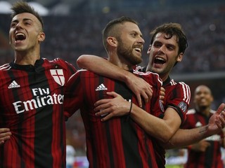 Hráči AC Jeremy Menez (v strede), Stephan El Shaarawy (vľavo) a Andrea Poli.