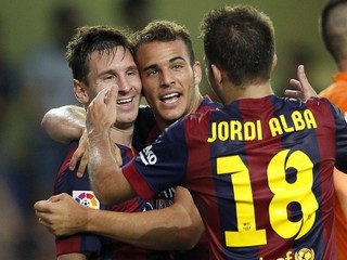 Hráči FC Barcelona Sandro (v strede), Lionel Messi (vľavo) a Jordi Alba sa tešia po strelení gólu.