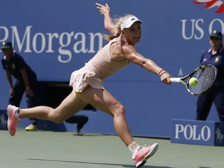 Dánka Caroline Wozniacka returnuje úder Rusky Márie Šarapovovej v zápase osemfinále.
