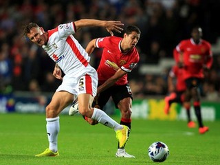 Javier Hernandez (vpravo) prezývaný Chicarito bude hosťovať v najslávnejšom klube.