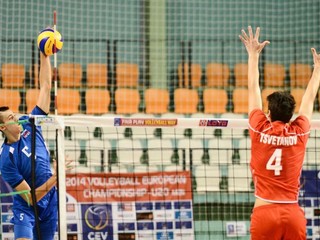 Filip Gavenda smečuje cez bulharský blok.