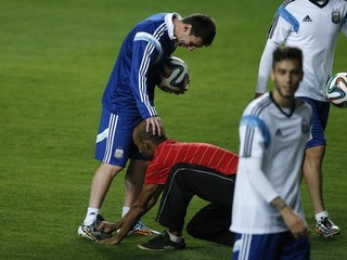 Denis Andre Oliveira Lionelovi Messimu leštil kopačky.