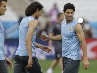 Edinson Cavani (v strede) a Luis Suárez na tréningu tímu Uruguaja.