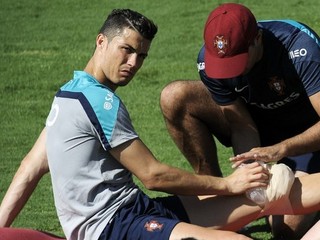 Cristiano Ronaldo ukončil stredajší tréning pre problémy s kolenom.