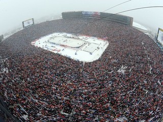 Detroit Red Wings a Toronto Maple Leafs sa 1. januára 2014 stretli na Michigan Stadium v Ann Arbor.
