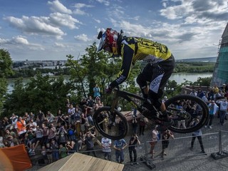 Horský cyklista Filip Polc počas jazdy počas 3. kola Svetového pohára v mestskom zjazde Bratislava City Downhill 2014.
