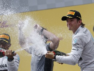 Nico Rosberg na stupni víťazov.