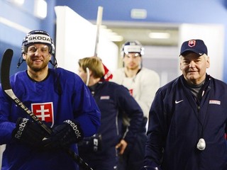 Vladimír Vůjtek a vľavo obranca Karol Sloboda prichádzajú na tréning počas MS v Minsku.