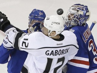 Hokejista Los Angeles Kings Marián Gáborík (uprostred).