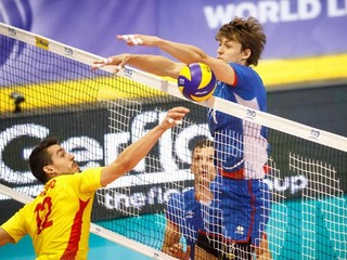 Šimon Krajčovič (hore) bol najlepším blokárom turnaja Svetovej ligy v Košiciach.