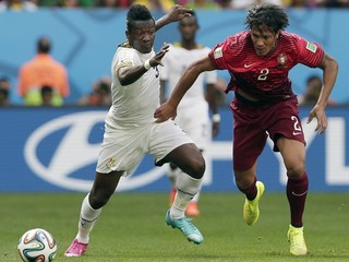 Asamoah Gyan (vľavo) v súboji o loptu s Portugalčanom Brunom Alvesom.