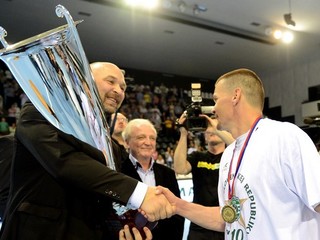 Kapitán Prešova Radoslav Antl preberá pohár pre víťaza ligy od prezidenta Slovenského zväzu v hádzanej Jaroslava Holeša.