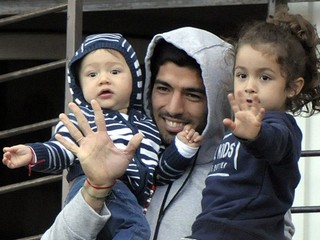 Luis Suárez už je doma v Uruguaji.