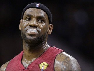 LeBron James hľadá maximálne výnosný a dlhodobý kontrakt.