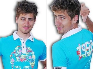 Peter Sagan propaguje svoje tričko.