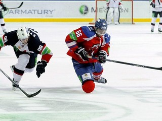 Hráč českého HC Lev Praha Juraj Mikuš (vpravo) na Slovane.