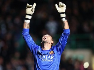 Víctor Valdés v barcelonskom drese.
