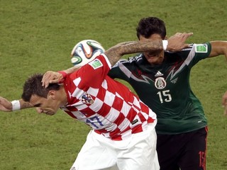 Mandžukič (vľavo).