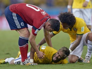 Neymar na MS dohral, tvrdý úder mu zlomil stavec