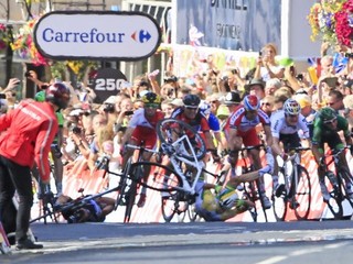 Pád pár desiatok metrov pred cieľom zastavil Marka Cavendisha.