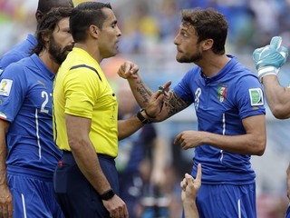 Semifinále Brazília - Nemecko píska rozhodca, ktorý nevidel Suareza hrýzť