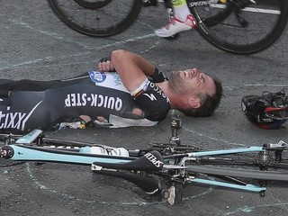 Mark Cavendish tesne po tom, ako si vykĺbil rameno.