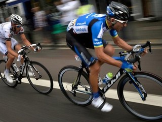 Český cyklista Jan Bárta (v modrom) s Francúzom Jeanom-Markom Bideauom viedli celú tretiu etapu, pelotón ich dostihol až v závere.