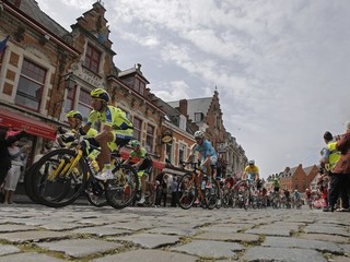 Tour už je v kontinentálnej Európe a jazdí sa aj na dlažobných kockách.