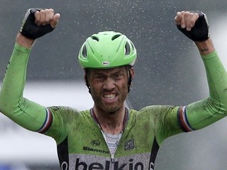 Holanďan Lars Boom z tímu Belkin dvíha ruky po víťazstve v 5. etape.