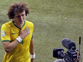 Domáci David Luiz odchádza z ihriska po semifinálovom zápase.