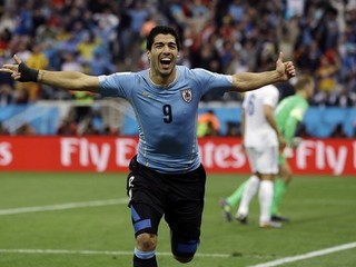 Luis Suárez sa takto tešil na MS z gólu do anglickej bránky.