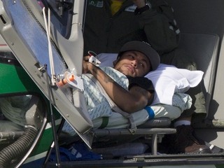 Brazílsky futbalista Neymar leží v helikoptére 5. júla 2014 v Teresopolise.