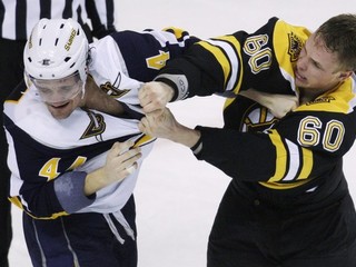 Slovenský obranca Buffalo Sabres Andrej Sekera (vľavo) v pästnom súboji s Vladimírom Sobotkom z Bostonu Bruins v treťom zápase 1. kola play off NHL v Bostone v apríli 2010.