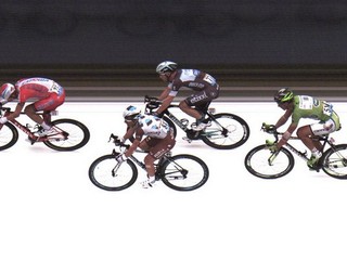 Na cieľovej fotografii spoločnosti ASO zľava ako druhý do cieľa špurtuje Nór Alexander Kristoff, tretí Francúz Samuel Dumoulin, štvrtý Austrálčan Mark Renshaw a piaty vpravo Peter Sagan.