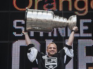 Marián Gáborík s trofejou z NHL na festivale Pohoda.