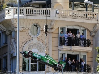 Monopost Caterhamu zdvíha žeriav na Veľkej cene Monaka.