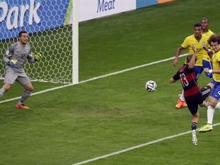 Thomas Müller takto strieľa úvodný gól v semifinále.
