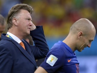 Louis van Gaal a Arjen Robben (vpravo).