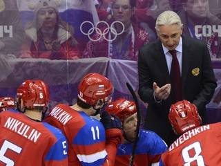 Na snímke vpravo hore tréner hokejistov Ruska Zinetula Biľaletdinov.