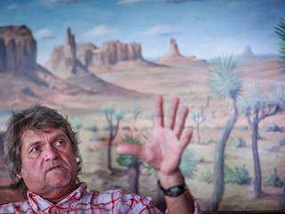 Ladislav Borbély (59) hrával za Spartu Praha i Duklu Banská Bystrica. Vyštudoval futbalové trénerstvo, bol predsedom trénersko-metodickej komisie SFZ, je vo výkonnom výbore Aliancie európskych asociácií futbalových trénerov. Napísal niekoľko kníh