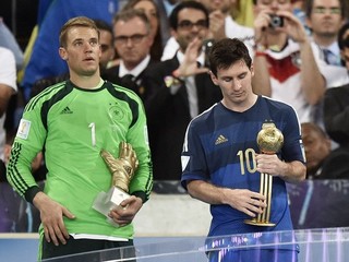 Manuel Neuer (vľavo) a Lionel Messi s individuálnymi oceneniami pre najlepšieho brankára, resp. hráča šampionátu.