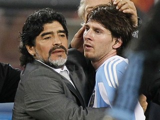 Diego Maradona ako tréner Lionela Messiho na MS 2010.