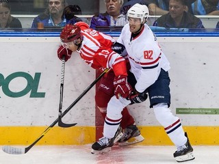 Viačeslav Kozlov (vľavo) ako hráč Spartaka Moskva v súboji s hráčom Slovana Michalom Vondrkom.