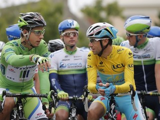 Peter Sagan (v zelenom) a Vincenzo Nibali (v žltom).