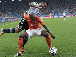 Bruno Martins Indi (dole) v súboji s Ezequielom Lavezzim z Argentíny.