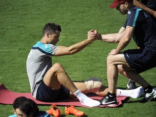 Najväčšia hviezda súčasného Realu Cristiano Ronaldo vľavo. Pomáha mu fyzioterapeut klubu Javier Santamaria.