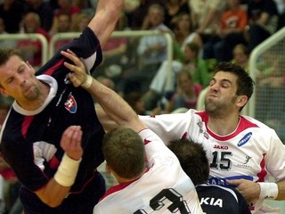 Na archívnej snímke vľavo hráč Slovenska Stanislav Demovič.