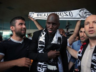 Demba Ba zmenil klub.